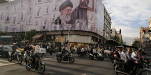 Καθεστωτικό μπάνερ με τον αγιατολάχ Αλί Χαμενεΐ στην Τεχεράνη