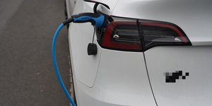 Αυτοκόλλητο σε αυτοκίνητο Tesla 