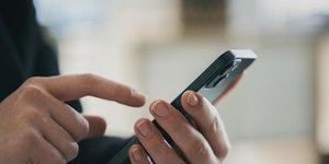  Συνομιλία μέσω κινητού τηλεφώνου 