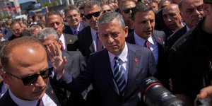 Ο καθαιρεθείς ηγέτης της τουρκικής αξιωματικής αντιπολίτευσης, Οζγκιούρ Οζέλ
