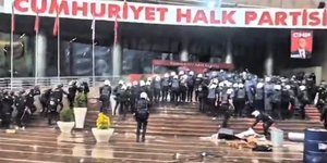 Η αστυνομία πραγματοποίησε έφοδο στα κεντρικά γραφεία του κύριου κόμματος της αντιπολίτευσης (CHP), στην Toυρκία
