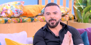 Ο τραγουδιστής Τριαντάφυλλος