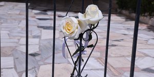 Τριαντάφυλλο έξω από το σπίτι της τραγωδίας στην Ηλιούπολη