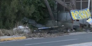 Τροχαίο ατύχημα στη λεωφόρο Πεντέλης: ΙΧ πέρασε στο αντίθετο ρεύμα και καρφώθηκε σε δένδρο -Δύο τραυματίες