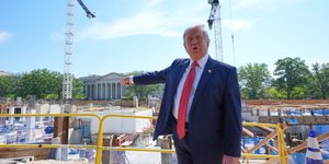 Ο Ντόναλντ Τραμπ στο εργοτάξιο της νέας αίθουσας του Λευκού Οίκου