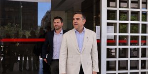 Ο Αλέξης Τσίπρας έξω από τον Άρειο Πάγο