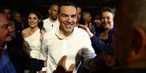 Η έξοδος του Αλέξη Τσίπρα με την Μπέττυ Μπαζιάνα από την εκδήλωση στο Θησείο
