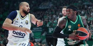 O Κέντρικ Ναν επιτίθεται και ο Χόρτον Τάκερ αμύνεται 