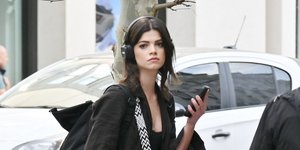 Τζένη Καζάκου: Βόλτα στο κέντρο της Αθήνας με το απόλυτο αξεσουάρ της Gen Z