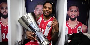 Ο Ταϊρίκ Τζόουνς με το τρόπαιο της Euroleague