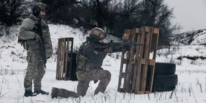 Ουκρανοί στρατιώτες σε πεδίο βολής μέσα στα χιόνια