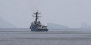 Εικόνα της Κεντρικής Διοίκησης των ΗΠΑ που φέρεται να δείχνει αμερικανικό πολεμικό πλοίο να περνά από τα Στενά του Ορμούζ κοντά στο Ιράν