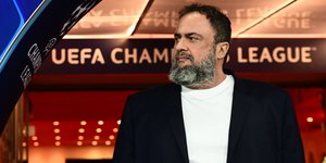 Ο Βαγγέλης Μαρινάκης σε αγώνα του Ολυμπιακού για το Champions League