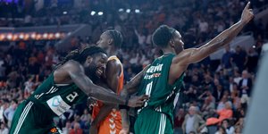 Λεσόρ και Χέιζ Ντέιβις πανηγυρίζουν