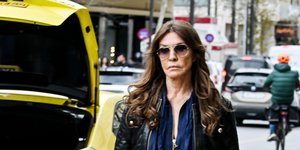 Η Βάνα Μπάρμπα παραδίδει μαθήματα spring layering -Με τζιν και δερμάτινο jacket