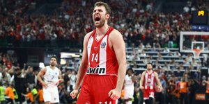 Ο Σάσα Βεζένκοφ πανηγυρίζει στον τελικό της Euroleague