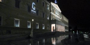 Φωταγωγήθηκε η πρόσοψη του Μεγάρου της Βουλής των Ελλήνων,  για την Ημέρα Μνήμης της Γενοκτονίας των Ελλήνων του Πόντου