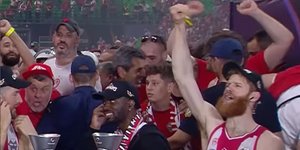 Ο Γουόκαπ τραγουδά ενώ δίνει συνέντευξη 