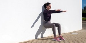 γυναίκα κάνει wall sit