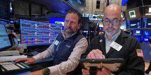 Χρηματιστές τσεκάρουν τις οθόνες στην Wall street