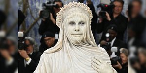 Η μεταμόρφωση της Χάιντι Κλουμ ως ζωντανό γλυπτό