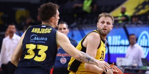Ο Χαραλαμπόπουλος με τη μπάλα στα χέρια και μπροστά του ο Αντζουσιτς