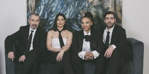 Στο ρόλο του Βλέπυρου ο Χρήστος Χατζηπαναγιώτης, στο ρόλο της Πραξαγόρας η Μαρίνα Ασλάνογλου, στον ρόλο του Κομπέρ ο Κωνσταντίνος Ασπιώτης και μαζί τους η Ίντρα Κέιν