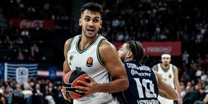 Ο Ομέρ Γιουρτσεβέν με τη φανέλα του Παναθηναϊκού,  παίζοντας με πλάτη τον Κορντινιέ της Εφές