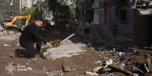 Ο Βολοντίμιρ Ζελένσκι κατέθεσε λουλούδια στην πολυκατοικία όπου έχασαν τη ζωή τους 24 άτομα