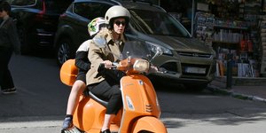 Η Σία Κοσιώνη με την βέσπα της