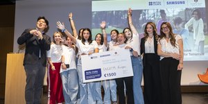 Βραβείο πιο Ολοκληρωμένης Ιδέας, ΕΝΕΕΓΥΛ Σύρου, πλαισιωμένο από τον Πρόεδρο της Samsung Electronics Hellas, Hansoo Kim, την Αναστασία Ανδρίτσου, Διευθύντρια του British Council και την Εύα Λιανού, Γενική Διευθύντρια Κοινωφελούς Ιδρύματος Ιωάννη Σ. Λάτση