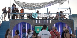 Tο ειδικό Karaoke set up και photobooth της Allwyn