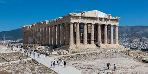 Για πρώτη φορά έπειτα από περισσότερα από 220 χρόνια, το δυτικό αέτωμα του Παρθενώνα παρουσιάζεται στους επισκέπτες της Ακρόπολης ολοκληρωμένο, χωρίς σκαλωσιές και χωρίς τα μεγάλα αρχιτεκτονικά κενά που για δύο αιώνες σημάδευαν την εικόνα του μνημείου / ΥΠ.ΠΟ.