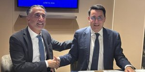  Οι Κρίστιαν Χατζημηνάς, Ιδρυτής και CEO της THEON, και ο Alexandre Ziegler, Executive Vice President, Head of Defense Division στη Safran Electronics & Defense, κατά την υπογραφή της συμφωνίας στη EUROSATORY στο Παρίσι﻿