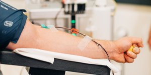 Άνθρωπος δίνει αίμα