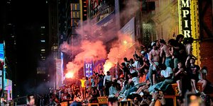 Οι φίλοι των Νιου Γιορκ Νικς γέμισαν τους δρόμους και πανηγύρισαν το πρωτάθλημα της ομάδας τους 
