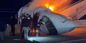 Περαστικοί απεγκλώβισαν τους επιβάτες αεροπλάνου μετά τη συντριβή του στο Τέξας