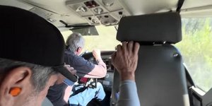 Στιγμιότυπο από τη δραματική αναγκαστική προσγείωση του αεροπλάνου στην Αλάσκα