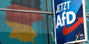 Αφίσα του ακροδεξιού κόμματος AfD δίπλα σε γραφιστικό χάρτη με τη σημαία και την επικράτεια της Γερμανίας
