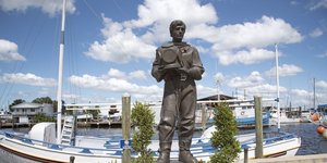 Άγαλμα στη μνήμη των σφουγγαράδων στην προκυμαία του Τάρπον Σπρινγκς 