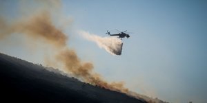 Ελικόπτερο κάνει ρίψεις νερού στο Ακραίφνιο Βοιωτίας