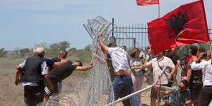 Διαδηλωτές συμμετέχουν σε συλλαλητήριο κατά των σχεδίων για την κατασκευή τουριστικού θέρετρου στην Αλβανία