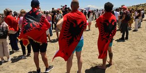 Αλβανοί διαδηλωτές αντιδρούν στο τουριστικό σχέδιο που σχετίζεται με την οικογένεια Τραμπ