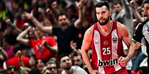 Ο Άλεκ Πίτερς με την φανέλα του Ολυμπιακού