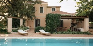 πισίνα κατοικία σεζλόνγκ δέντρα Villa Roja Πάτρα 