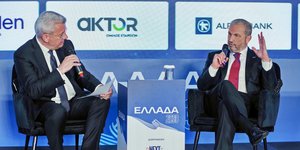 O κ. Πρόεδρος και Διευθύνων Σύμβουλος του Ομίλου AKTOR, κ. Αλέξανδρος Εξάρχου, μιλώντας στον δημοσιογράφο Νίκο Χατζηνικολάου