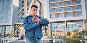 Άνδρας κοιτάζει το ρολόι του γιατί άργησε