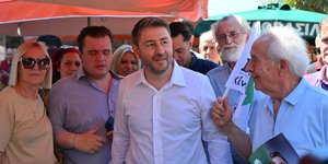 Βίντεο Ανδρουλάκη από βόλτα σε λαϊκή στο Ίλιον -«πιο ωραίος φαίνεσαι έτσι, σε χαλάει η τηλεόραση»