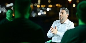 Ο Νίκος Ανδρουλάκης σε συζήτηση με νέους στη Δραπετσώνα