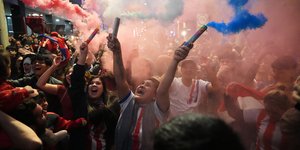 Γυναίκα με δύο καπνογόνα στα χέρια στους πανηγυρισμούς στην Παραγουάη